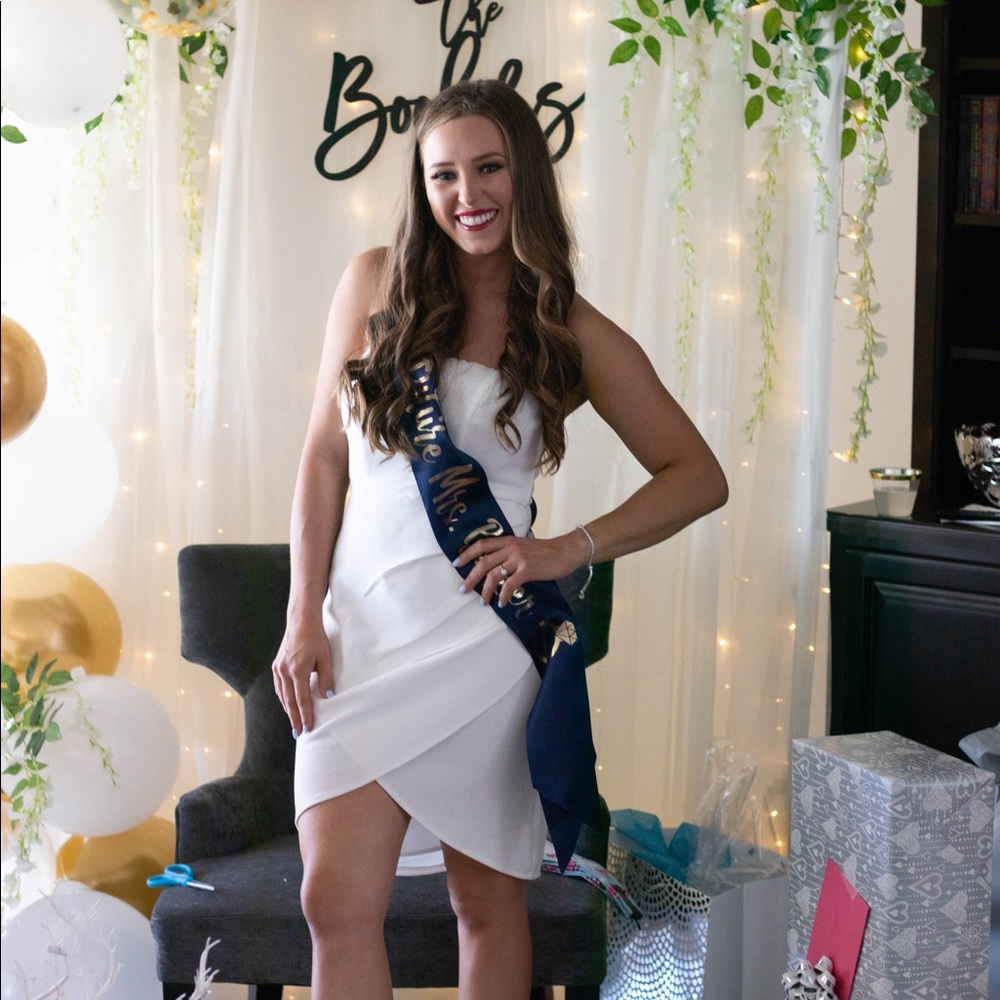 WHITE SELFIE LESLIE DRESS